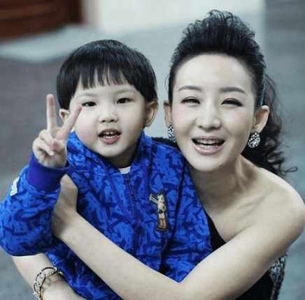 原创与孙楠相识一天被求婚,生完两个孩子惨遭弃,买红妹如今怎样了