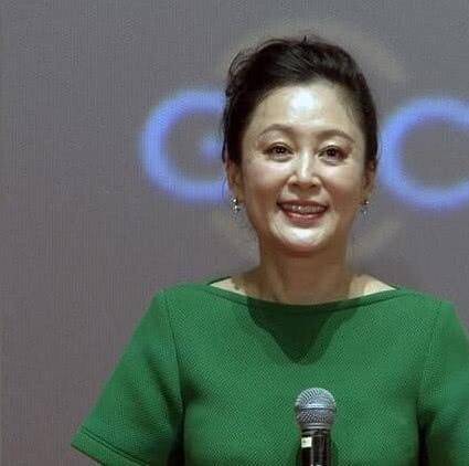 原创52岁陈红穿搭也接地气了,皮草搭皮裤保暖不显俗气,很适合妈妈们