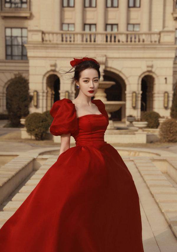 迪丽热巴红色公主裙,又一位出逃的公主殿下
