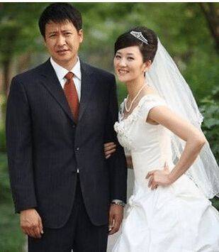 张国强因穷被前妻抛弃,带儿子北漂一举成名,二婚娶北方张曼玉