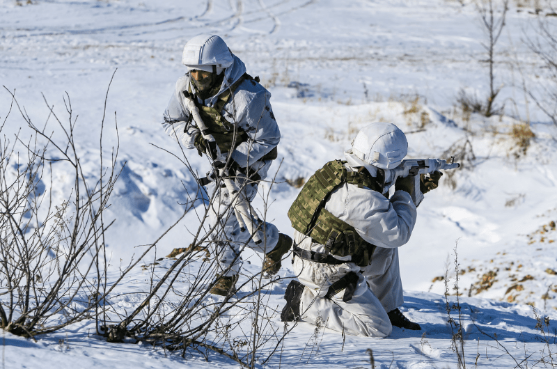 俄罗斯东部军区进行狙击手雪地战术训练