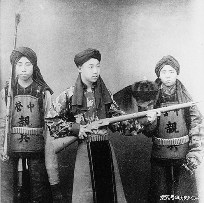 老照片:清军的官兵,手持温彻斯特步枪,臃肿的瑾妃,不像个少女!