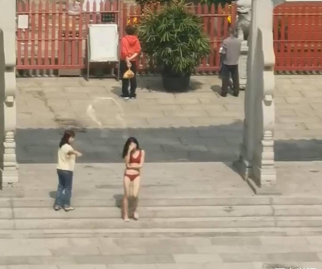 广州城隍庙一女子穿比基尼泳装光脚祈福,出来后捂脸离去