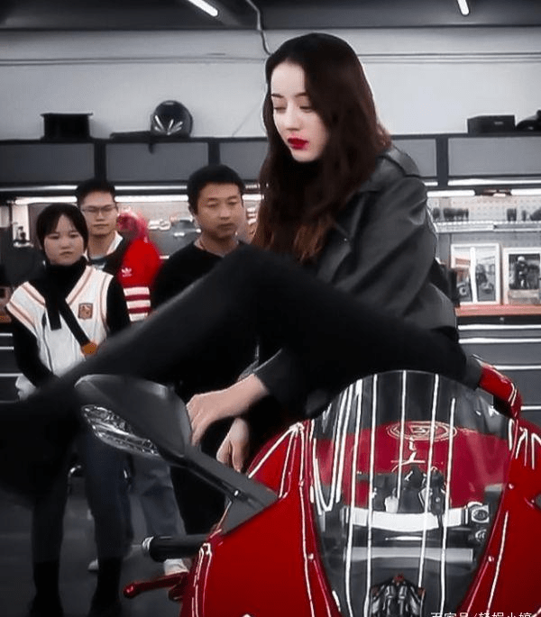 迪丽热巴的好身材总上热搜大家看看她的魔鬼身材