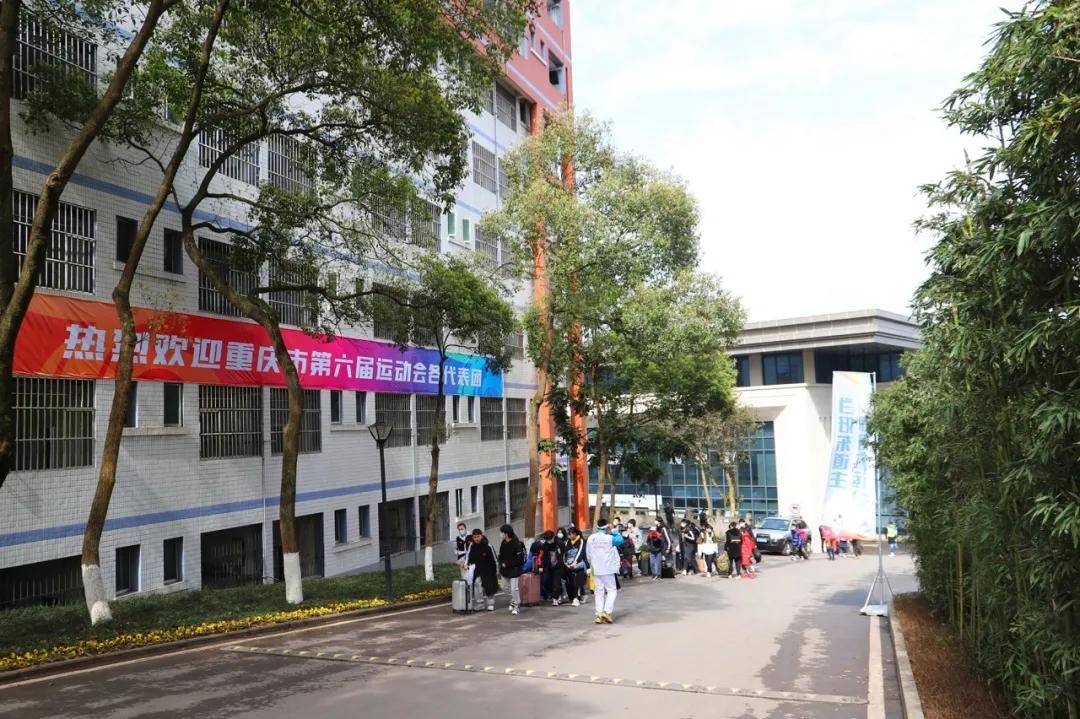 他们带着家乡人民的期待 满怀梦想和希望 来到永川来到科创 希望他们