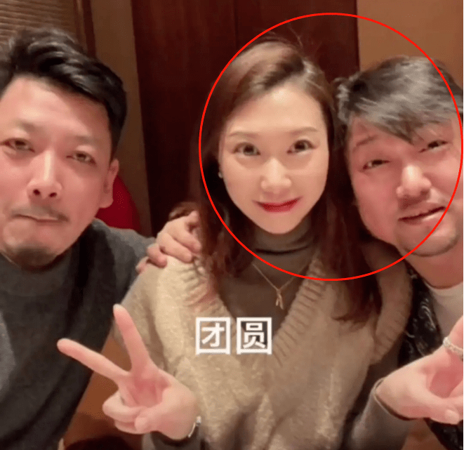 贾冰娇妻近照曝光,夫妻同框被指"父女",网友:老牛吃嫩草