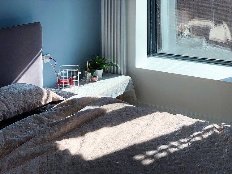 主卧床头墙面刷了雾霾蓝,配合光影看起来特别美好.