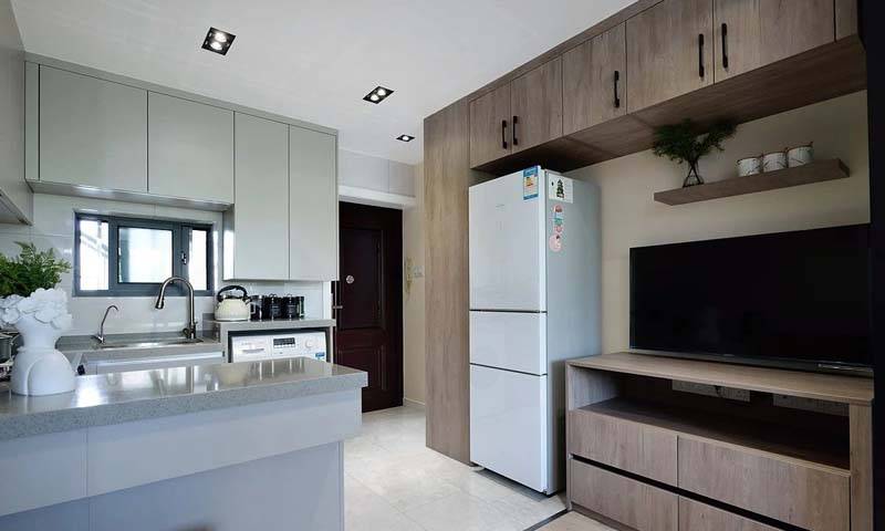 高柜,搁板和电视柜,中间还嵌入冰箱,让电视墙增加了实用的储物功能,家