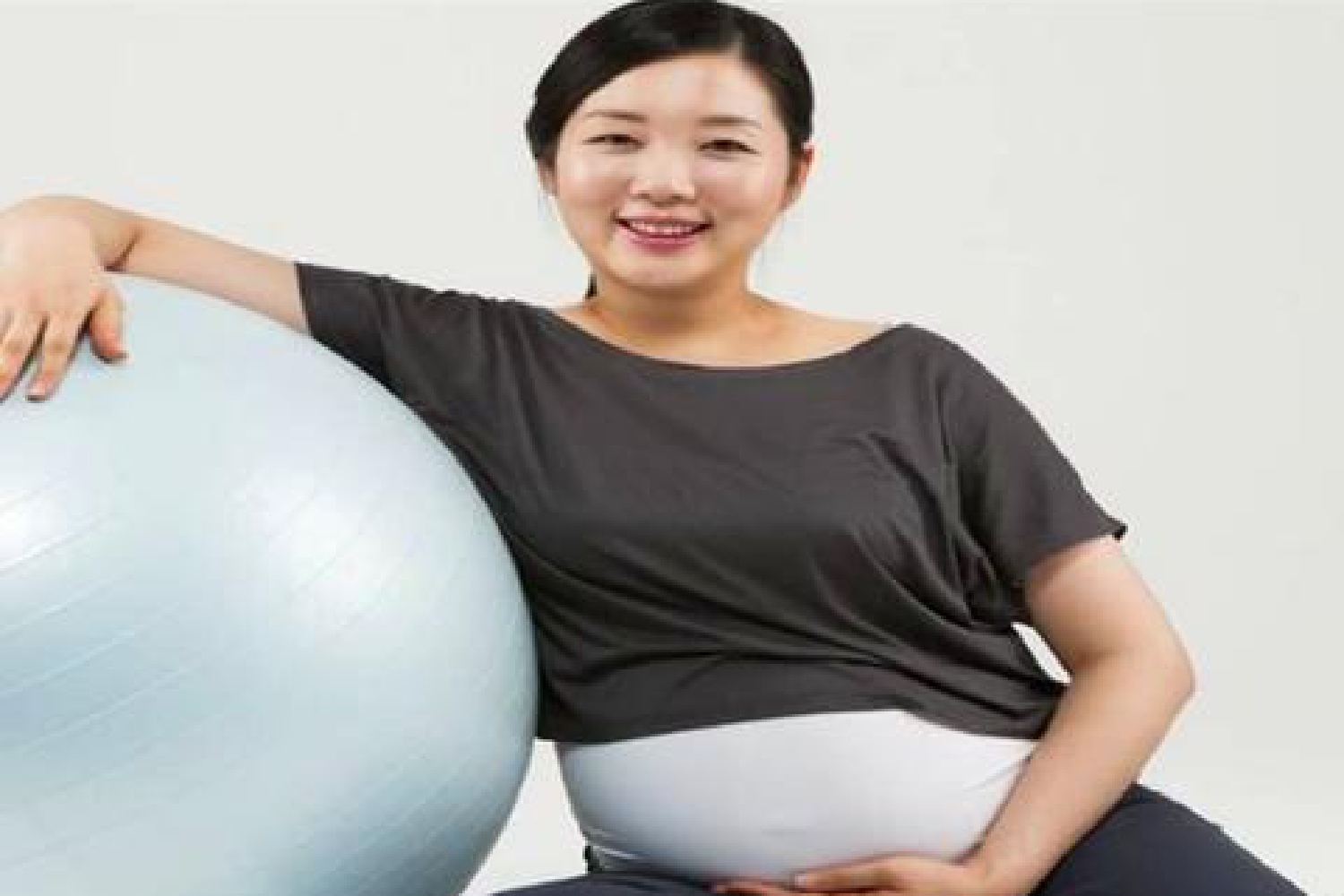 怀孕期间的营养补充会让孕妇体内的脂肪变多,加上胎儿日益长大,皮肤