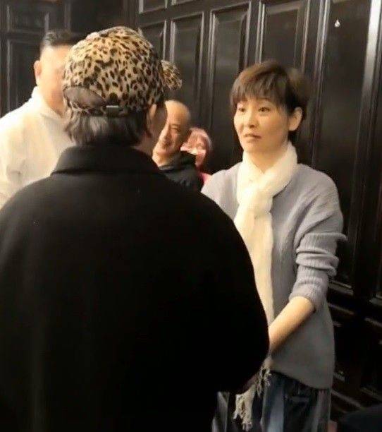 徐帆回娘家跟人合影,素颜干瘪蜡黄神态憔悴,54岁状态太真实了!
