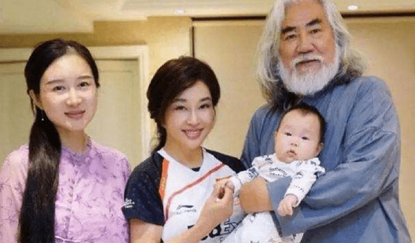 4年前,张纪中和妻子两两急诊住院,彻底揭开恩爱26年"遮羞布"