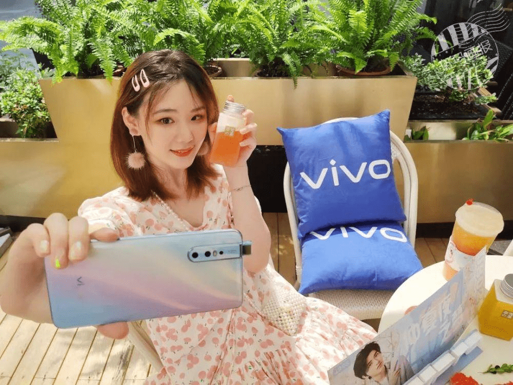 vivo s9再次引领自拍潮流的背后,是s系列的阶段性胜利