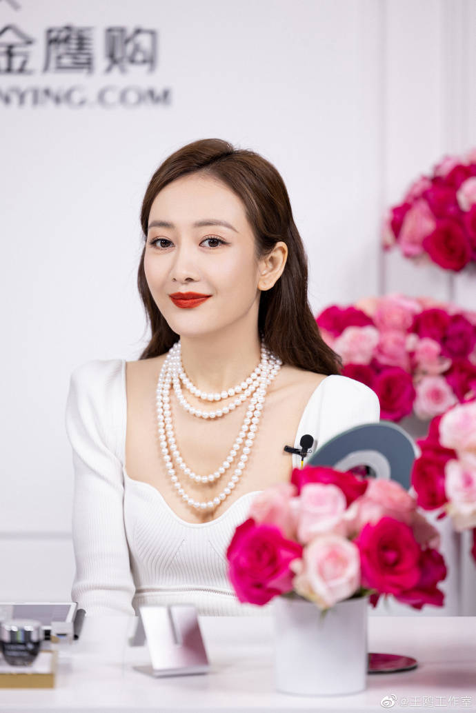 王鸥穿白裙气质优雅似公主 仪态端庄女神范儿十足