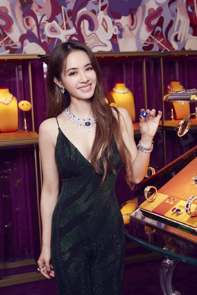 蔡依林穿闪钻连身裤配长卷发 温柔中不失性感