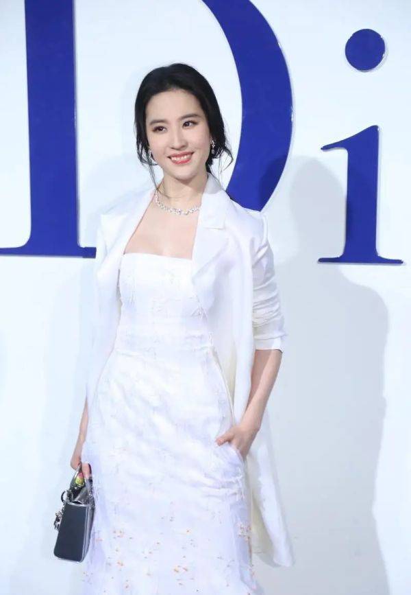 原创刘亦菲大胆走"性感风",穿挂脖连衣裙 露腰,仙女气质仍出众
