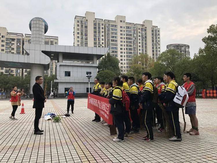 常德市芷兰实验学校高二年级学生志愿者在校园开展植树节活动