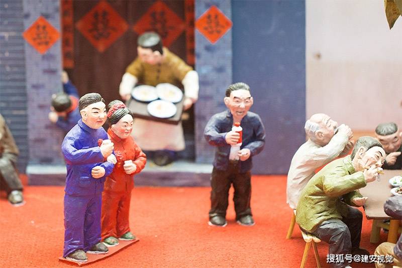 仅仅是"布幔为屋,在门内外,谓之青庐,与此交拜".