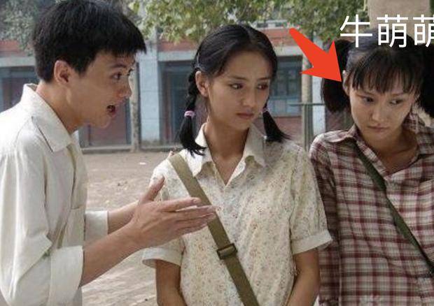 牛萌萌年轻时的颜值,大方漂亮,和佟丽娅站在一起,虽然扎的2个大马尾有