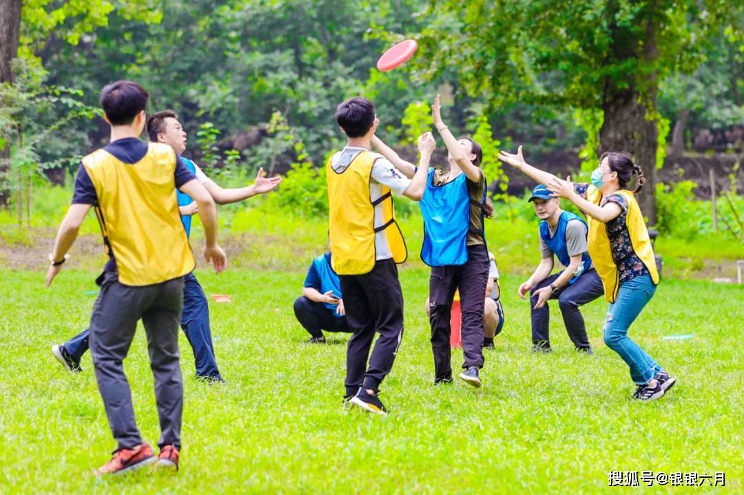 极限飞盘是一项极具魅力的对抗性项目,魅力在于上手易,既强调个人素质