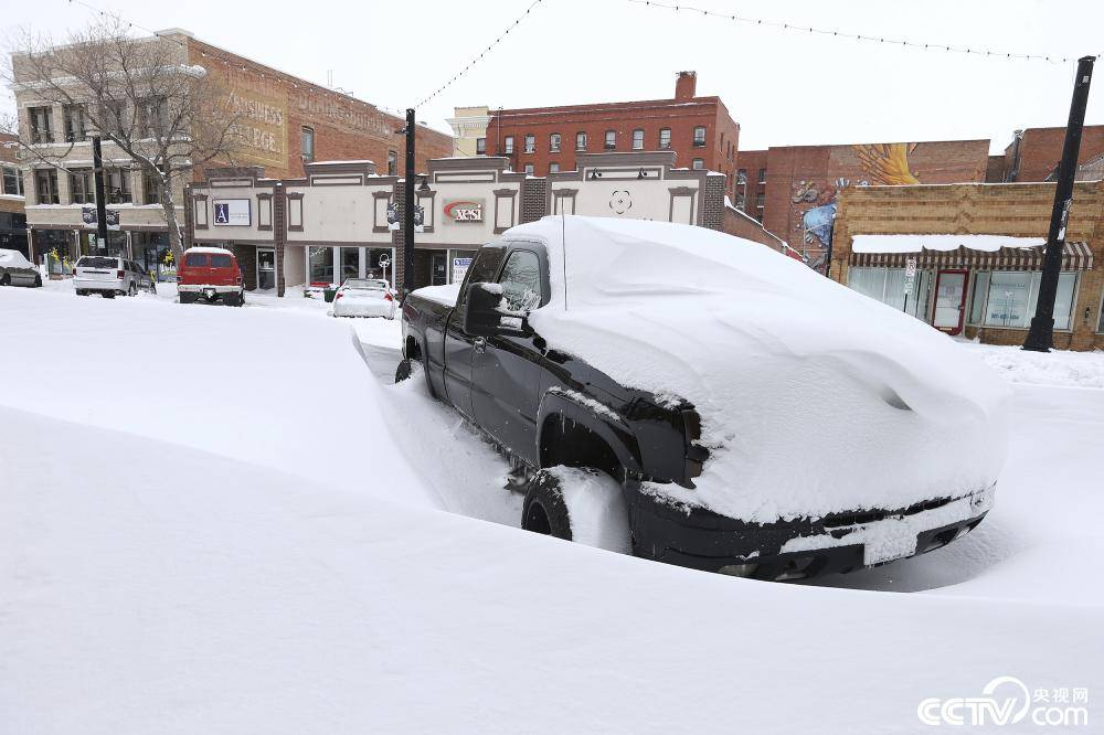 美国多地遭遇暴风雪天气