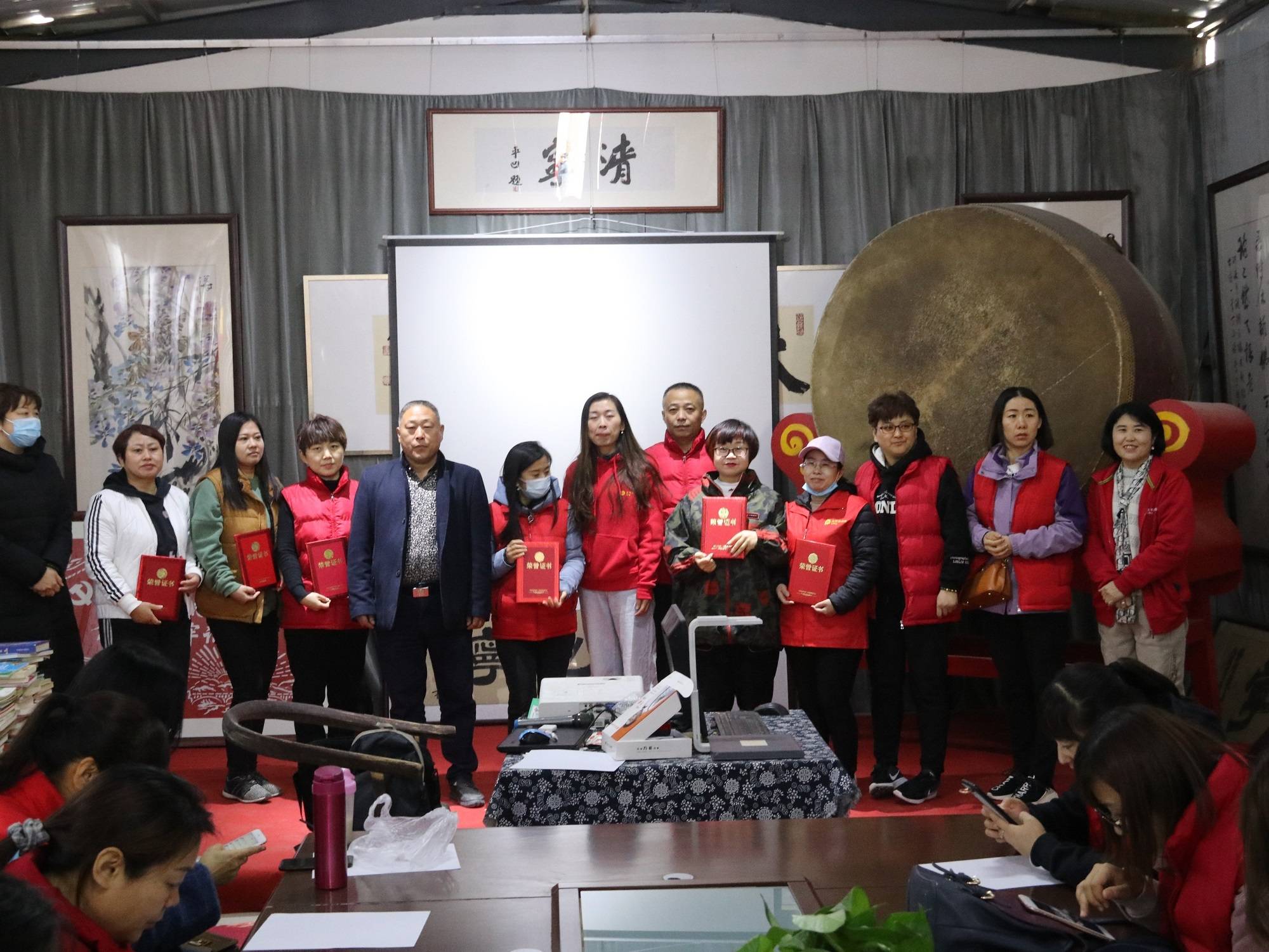 3月16日,在知耕鸟教育研学工作人员的带领下,太平洋寿险济南中支百余