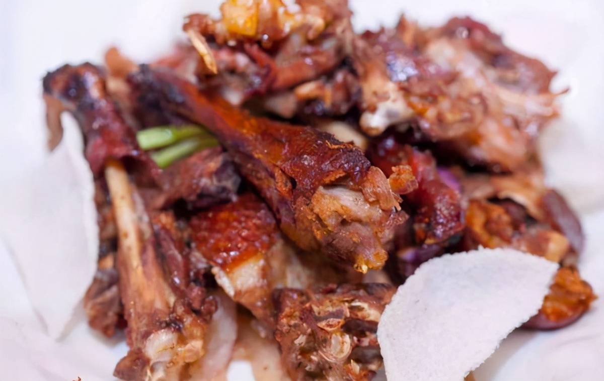 吃烤鸭时,服务员问:鸭架炸还是煲汤?别怕尴尬,回答这4