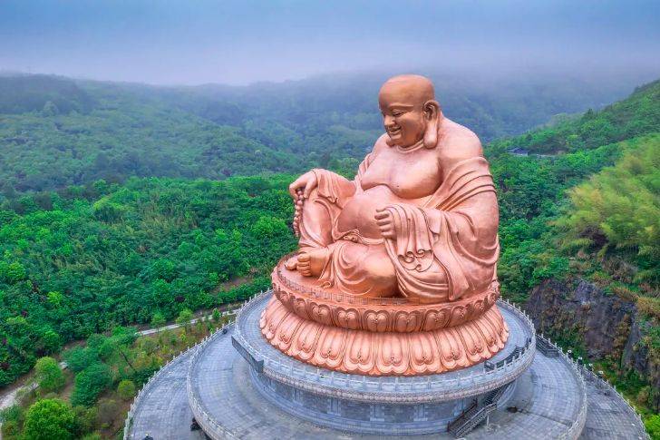 宁波奉化溪口雪窦山是弥勒佛的道场,古称第九洞天第五十七福地,千年
