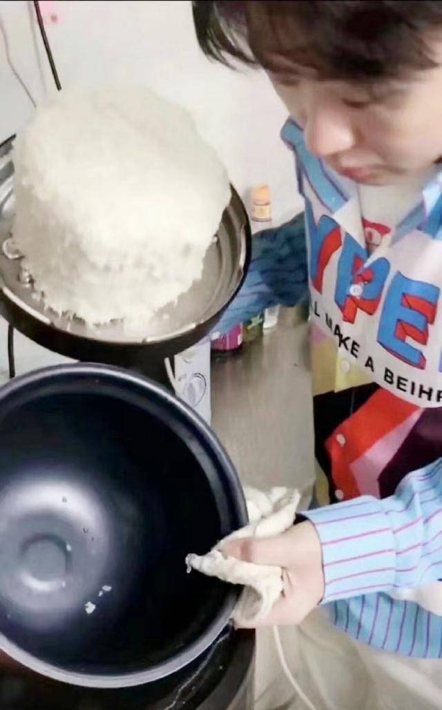 搞笑图片:你们第一次做饭时,发生什么有趣的事?这个锅是真干净!