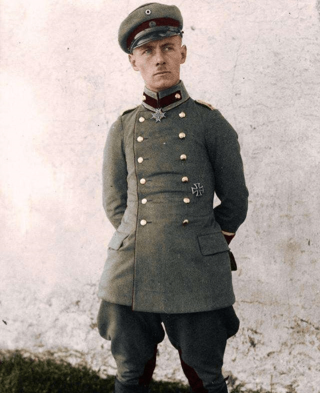 1915年在一次战斗中,年轻的中尉排长隆美尔带领一个排,未眠未食连续