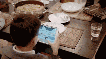 搞笑段子熊孩子太爱玩手机那就只能靠吓了