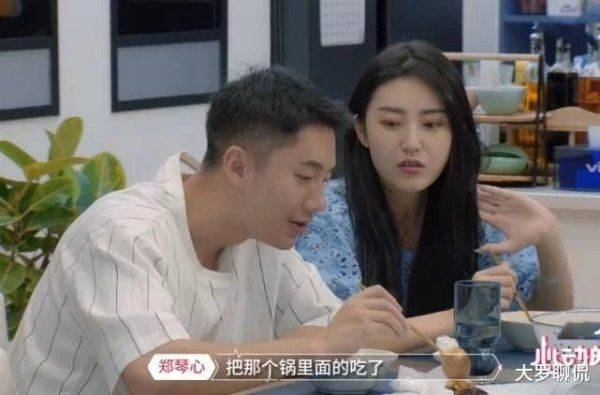 早上的时候郑琴心钟佩妍两人来到了厨房,以为虽有人都走了,但是这个