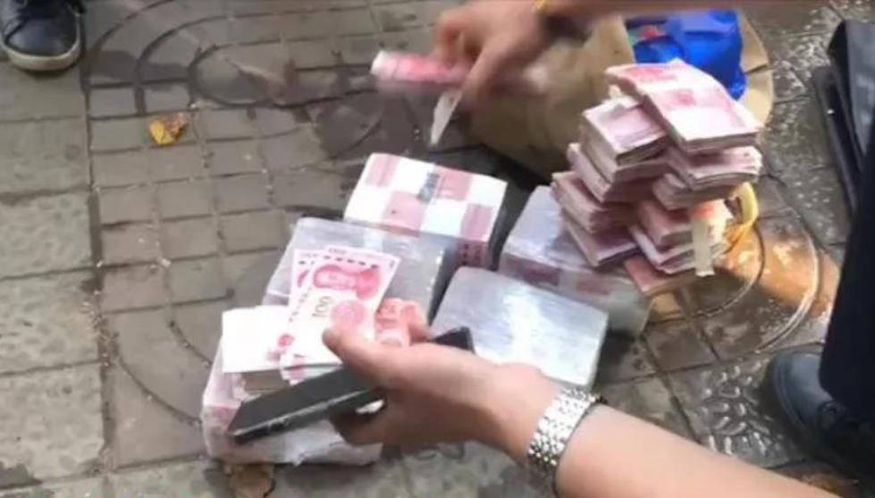 环卫工水上除污作业,发现一帆布袋,内装是60万现钱和一只名表