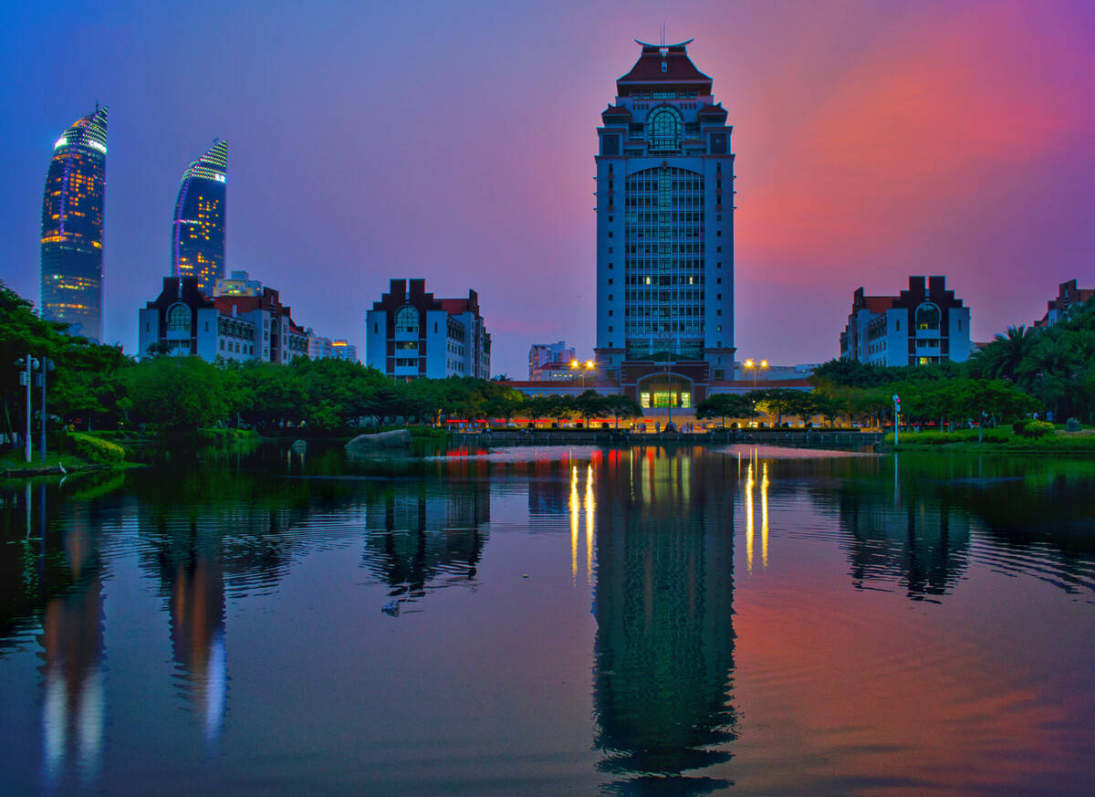 芙蓉湖等建筑,酝酿了这一座美丽的大学. 1,学校简介 学校由原四川