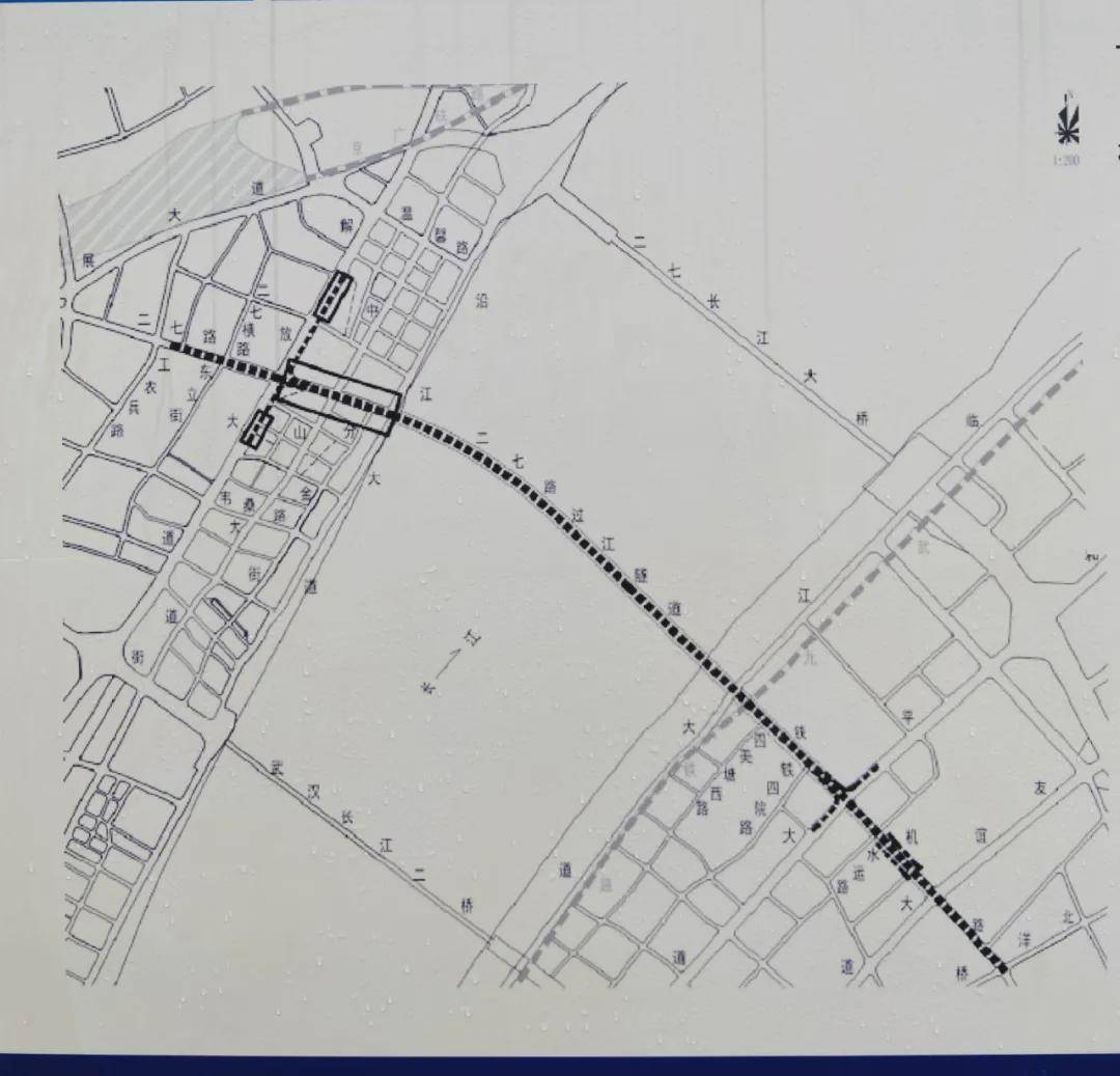 止于铁机路与友谊大道路口与武昌区铁机路相连沿二七路向东,穿越长江