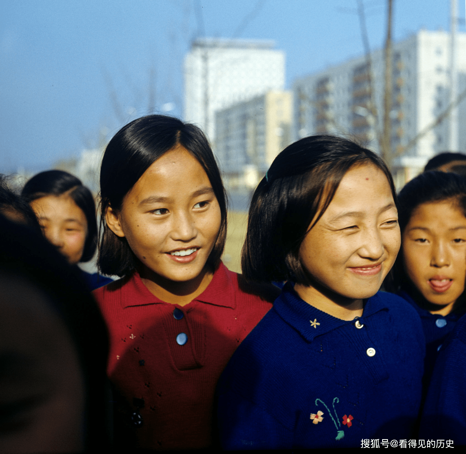 老照片 1971年的朝鲜女学生 笑脸写在她们的脸上