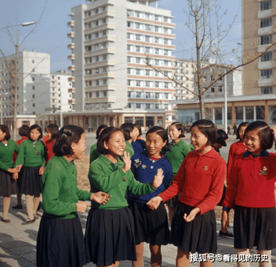 老照片 1971年的朝鲜女学生 笑脸写在她们的脸上