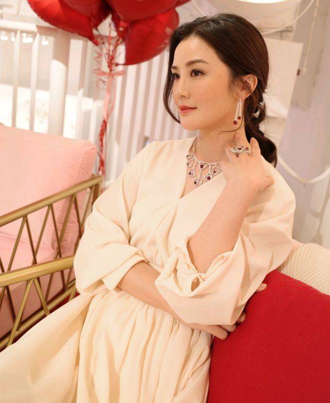 原创蔡卓妍穿上白色连衣裙太高级了,v领设计好显身材,美若少女