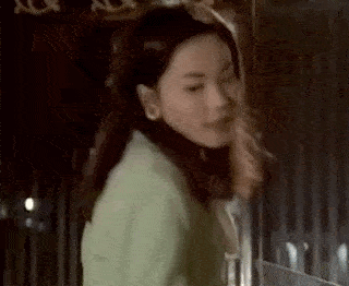 02 郑秀文 明艳夺目的港风美人 一头波浪大卷,爱穿廓形外套,涂大红唇