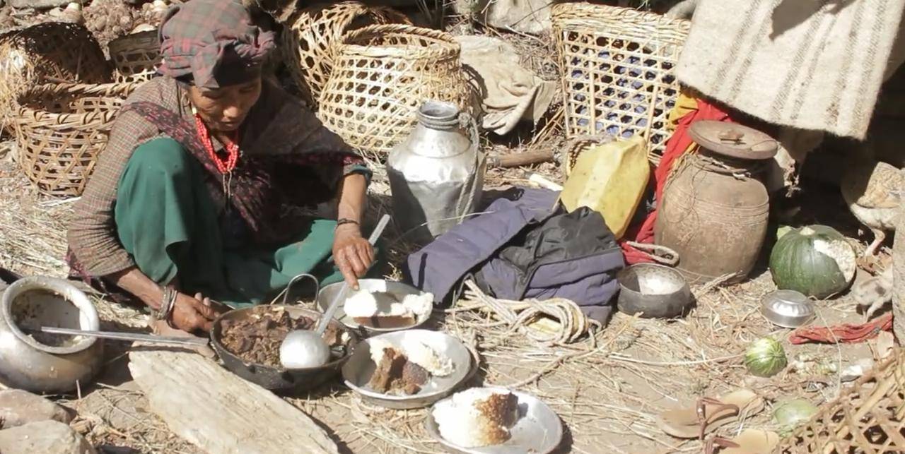 原创尼泊尔山区穷人的生活,冬天就要来了,还住简易帐篷,吃野菜