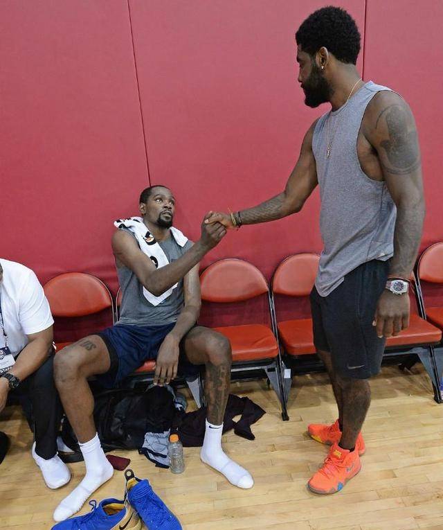 nba巨人大脚有多夸张?阿杜大脚如镰刀,小孩捧起奥尼尔