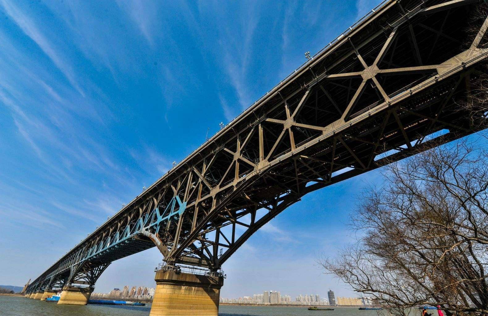 原创"争气桥:南京长江大桥,曾被118辆坦克压过,每天通车8万辆