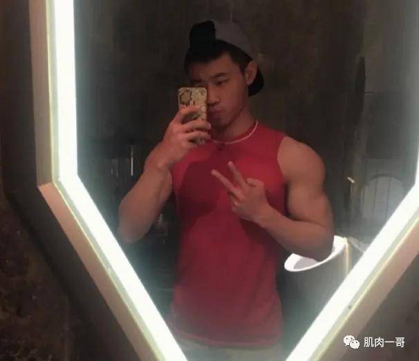 92年肌肉学长爆红推特,这肉体太可了
