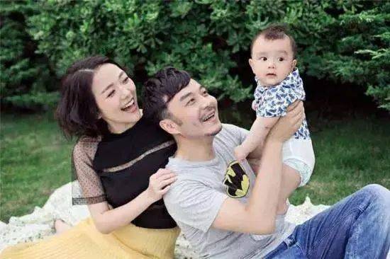 汪涵前妻甜美大气,现任妻子成熟有气质,两任妻子都是同事,真巧