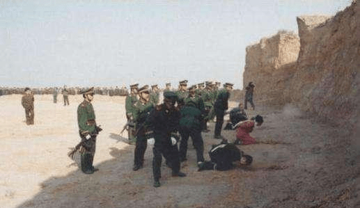 执行枪决时,为何犯人都要跪着?不是为了惩罚,其中另有