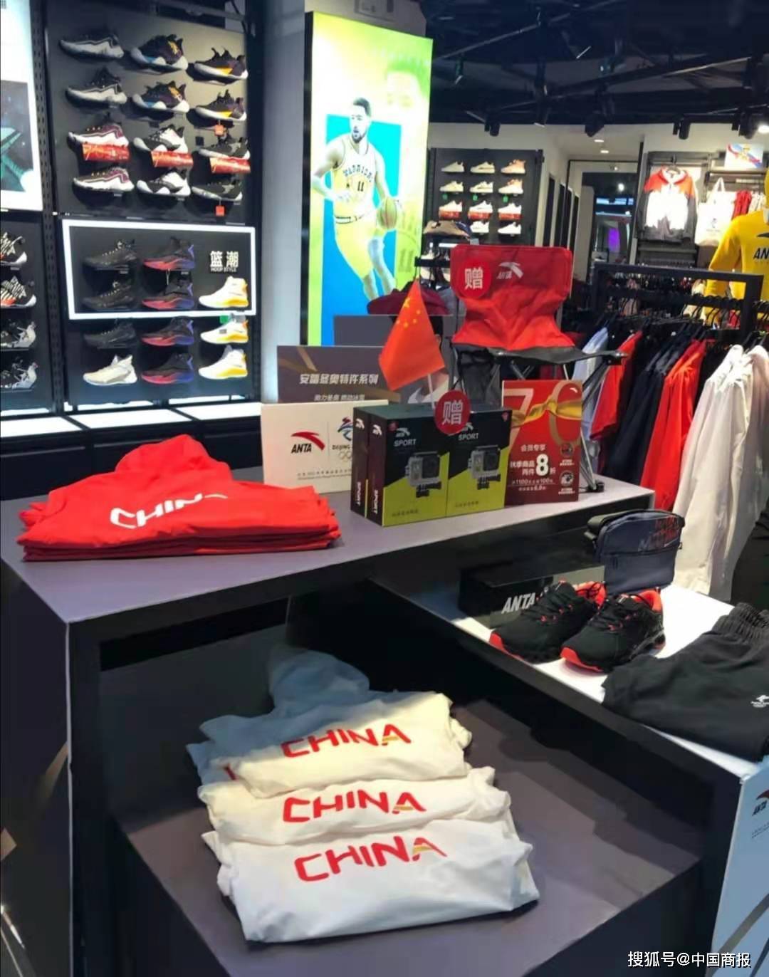 北京市某门店售卖的安踏冬奥会特许产品.