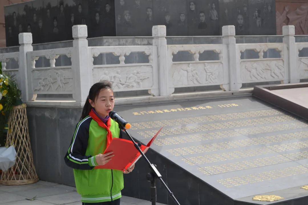 学生代表师萌然同学献词,表达了对烈士们的崇敬之情和报效祖国的决心.