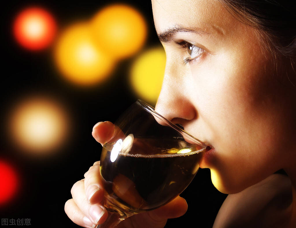 空腹喝酒会使酒精的吸收更快,如果能在喝酒之前吃点主食,就可以延缓