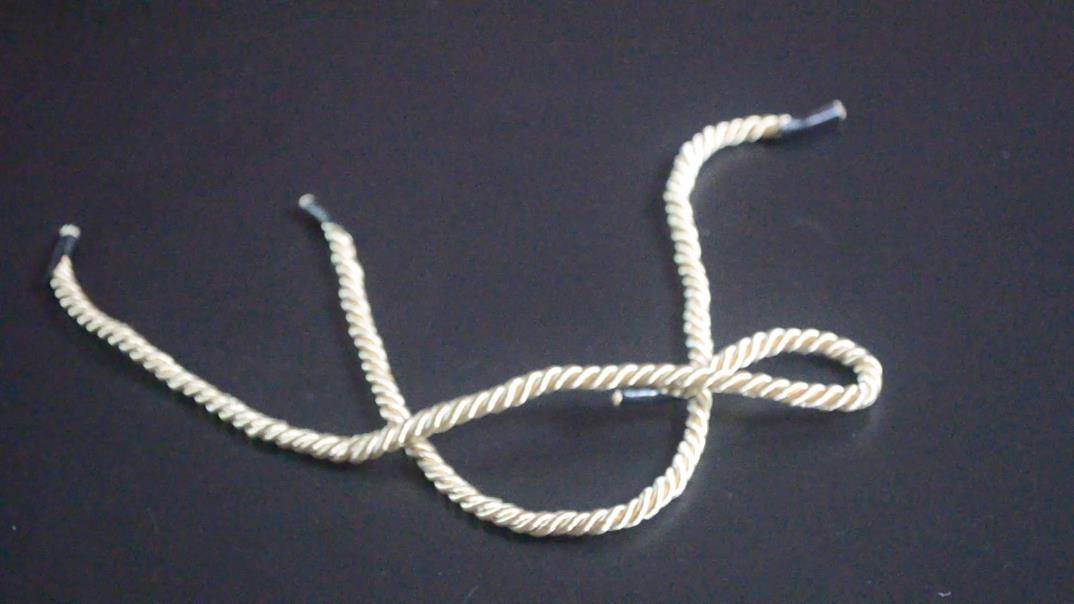 在日常生活中,很多时候都会遇到需要将两根绳子拼接在一起.