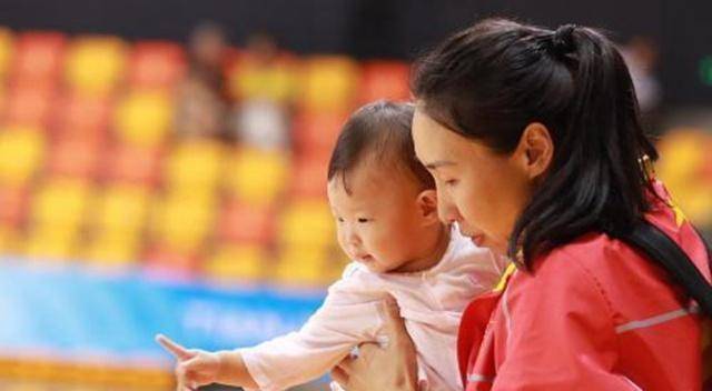 名将苗立杰嫁成熟稳重老公,拼下女儿非常可爱幸福快乐