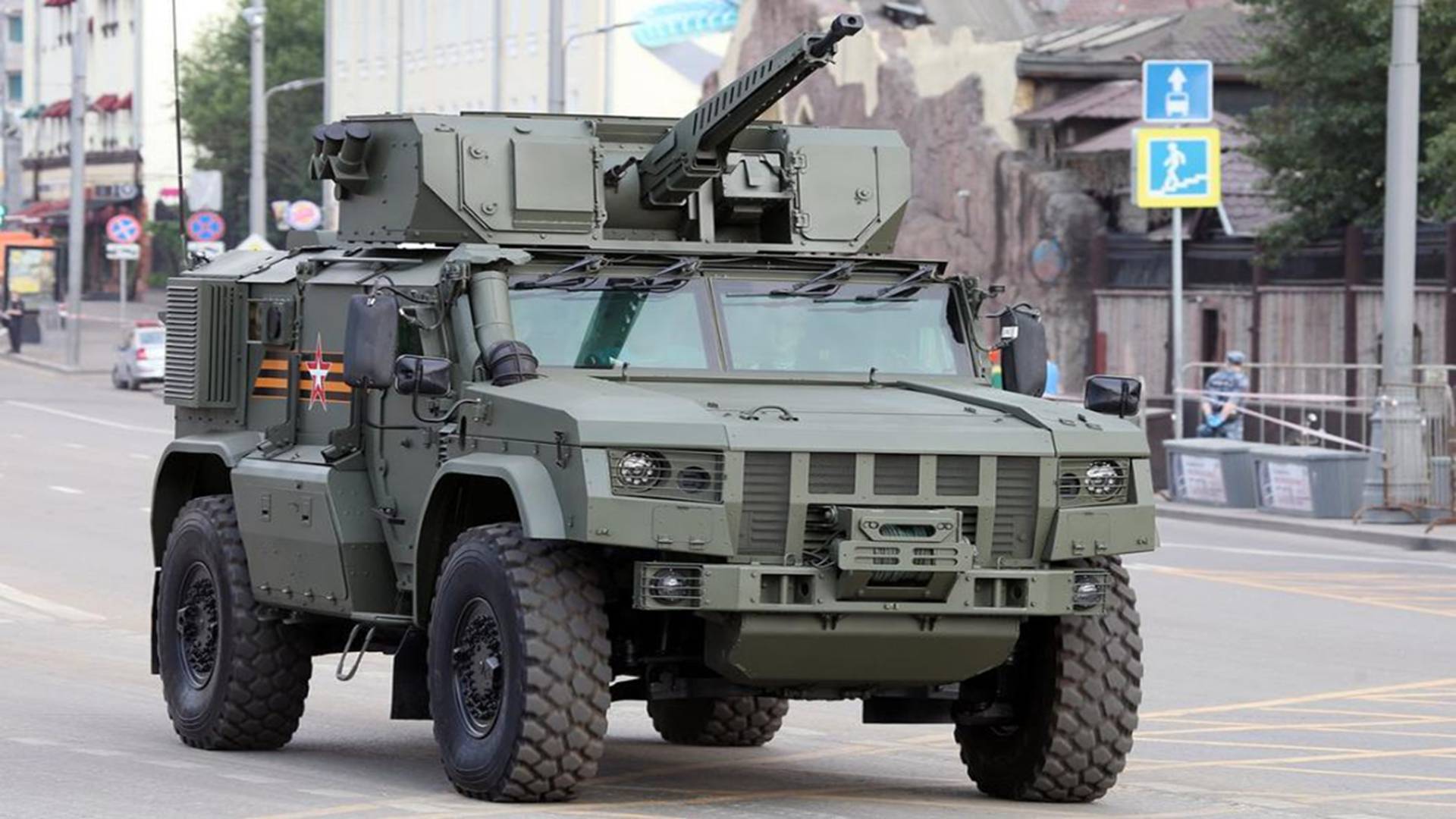 相比于俄军现有的大型装甲车,卡玛兹"台风-vdv"因为其凶悍小巧的外形
